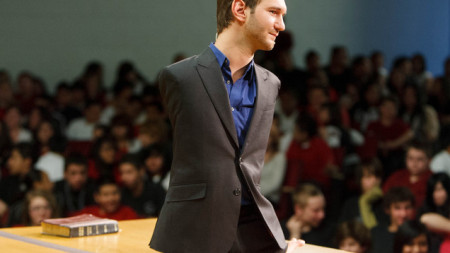 Ник Вуйнич выступает перед аудиторией
