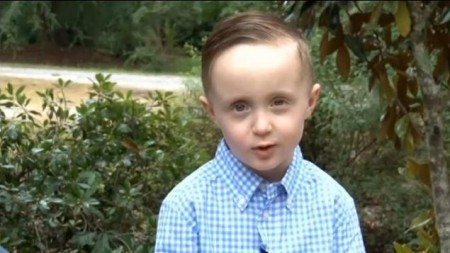 5-year-old-boy-will-remind-you-with-his-kind-act-what-you-forget-to-do-in-everyday-life