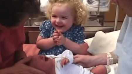 this-girl-hears-her-crying-newborn-sister-for-the-first-time