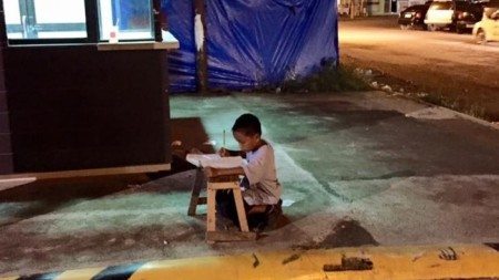 Boy-was-photographed-when-he-was-doing-his-homework-by-the-light-of-mcdonalds-3