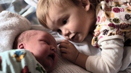 Children-see-their-newborn-siblings-for-the-first-time-18