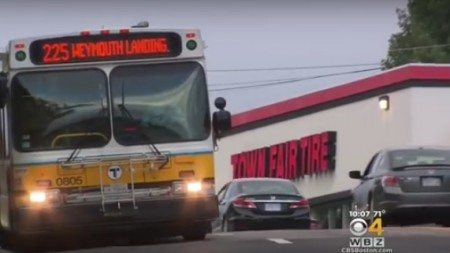 Driver-stops-his-bus-and-immediately-leaves-it