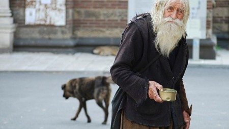 Every-day-this-old-man-collects-alms-2