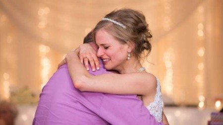 On-her-wedding-day-this-bride-is-dancing-with-a-man-who-saved-her-life-2
