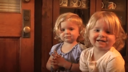 touching-prayer-baby-twins-able-melt-everyones-heart