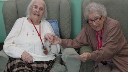touching-meeting-best-friends-not-seen-80-years-conquered-internet-2