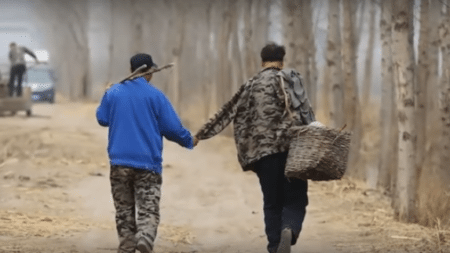 two-friends-one-blind-another-no-arms-planted-10000-trees-china