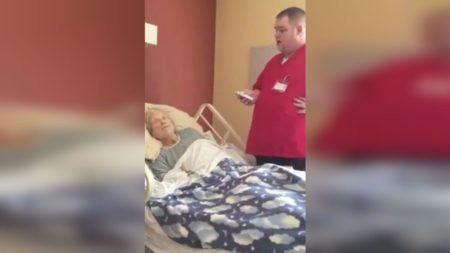 hospice-worker-sings-patient-trying-brighten-last-days-life